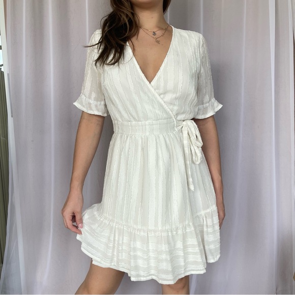 HELLO MOLLY V-NECKLINE WRAP MINI DRESS WHITE FLATTERING FLOWY SHORT SLEEVES SZ S - Picture 6 of 13